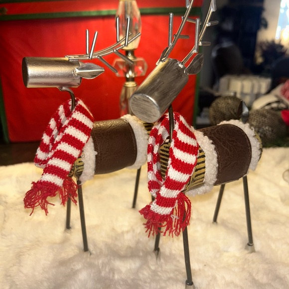 2 Winter metal reindeer figures, each approximately 9 inches tall - Picture 4 of 8